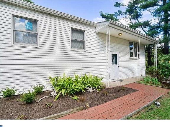3rd image of 1665 Hillcrest Ln