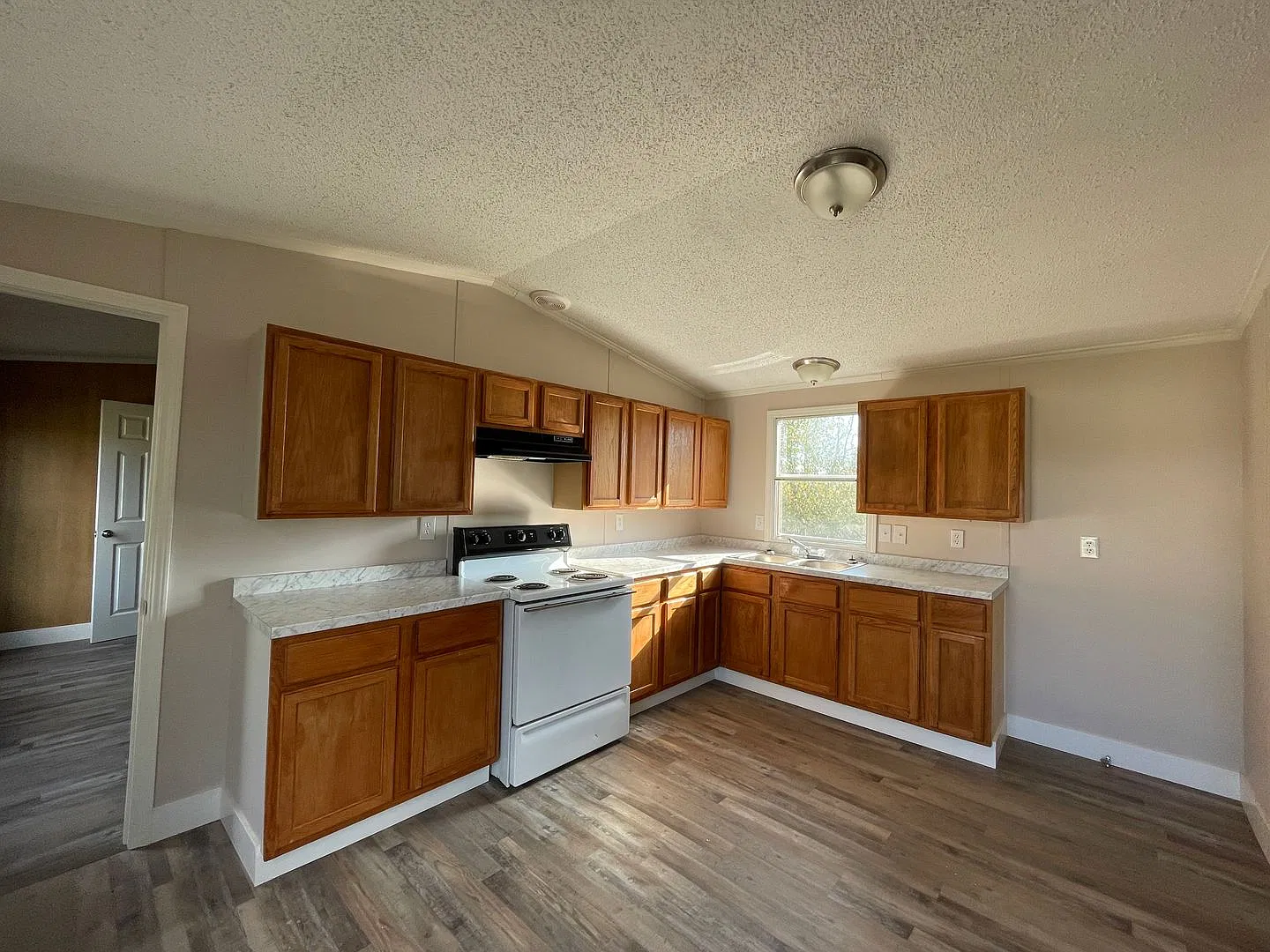 Country living with spacious front and backyard - 3 beds/ 2bath available now — Photo 4
