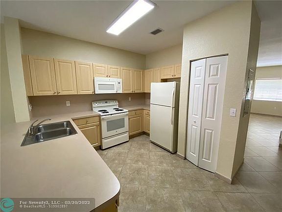 3rd image of 7832 Catalina Cir