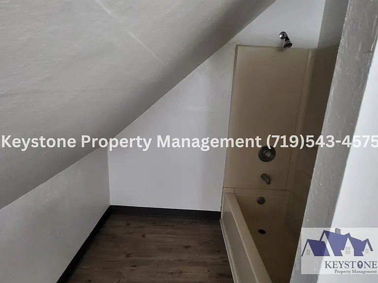 $400 Off Move In Special! Centrally Located 2nd Floor Apartment with 1 Bedroom/1 Bathroom - $800/... — Photo 16