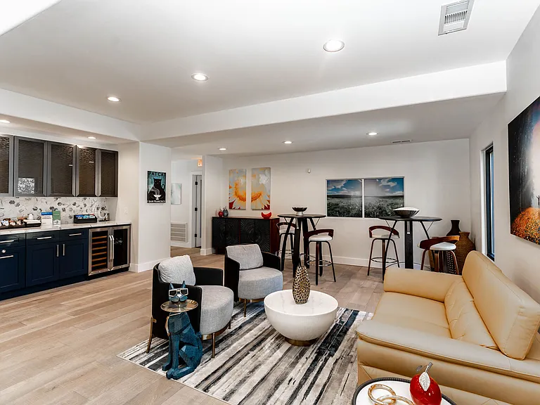 Wellington Apartments — Photo 9