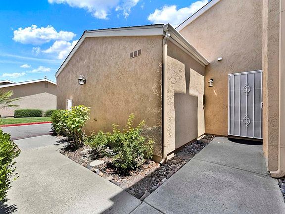 2nd image of 44552 La Paz Rd