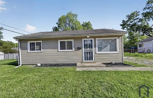 3 bed, 884 sqft, $1,635 — Photo 2