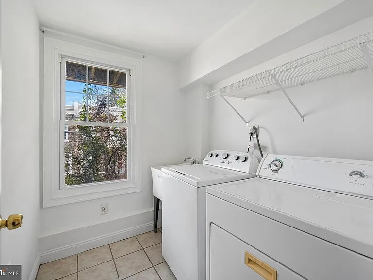 447 Dupont St — Photo 15