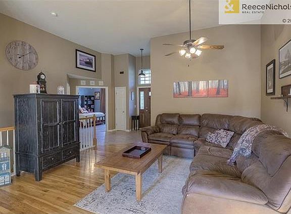 4th image of 405 NE Topaz Dr
