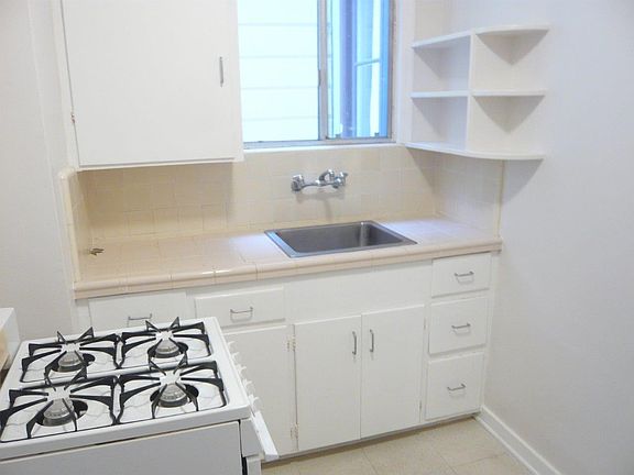 4th image of 145 Henry St
