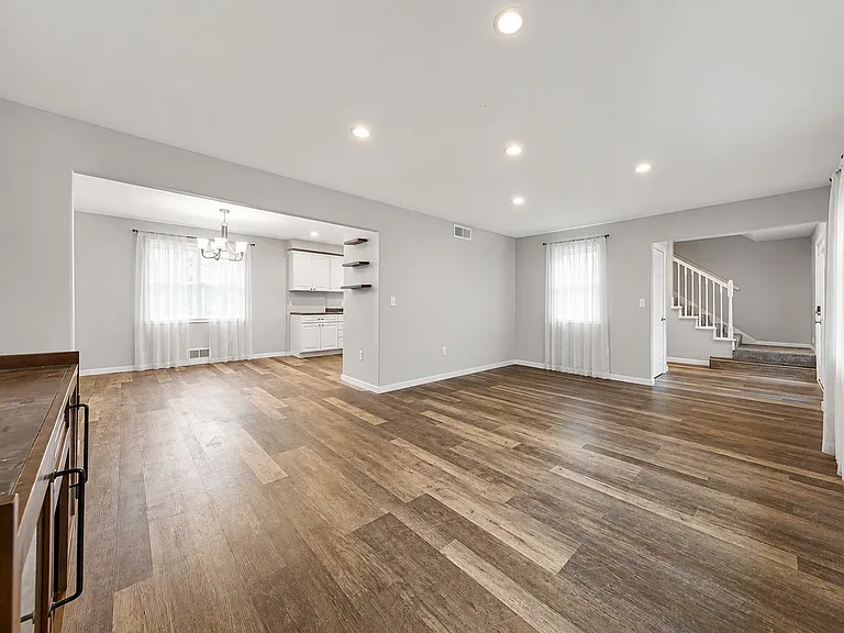 1110 Anderson Dr — Photo 2