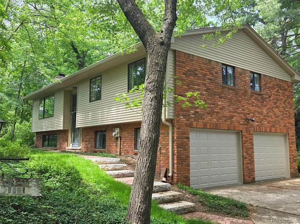 5001 Pinetum Trl, Brighton, MI 48114