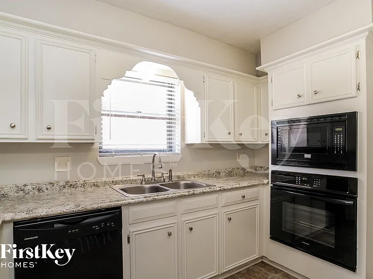 3811 Fernglade Dr — Photo 6