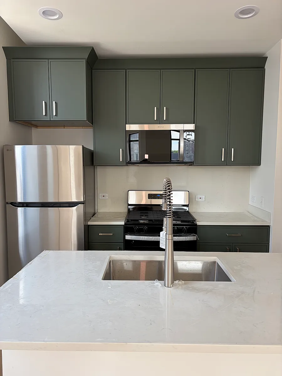 Building Photo - 1460 W Chicago Ave #3F