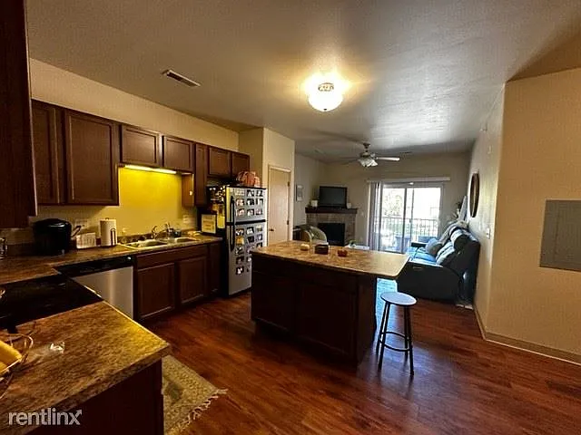3 bed, 2.0 bath, $2,250 — Photo 2