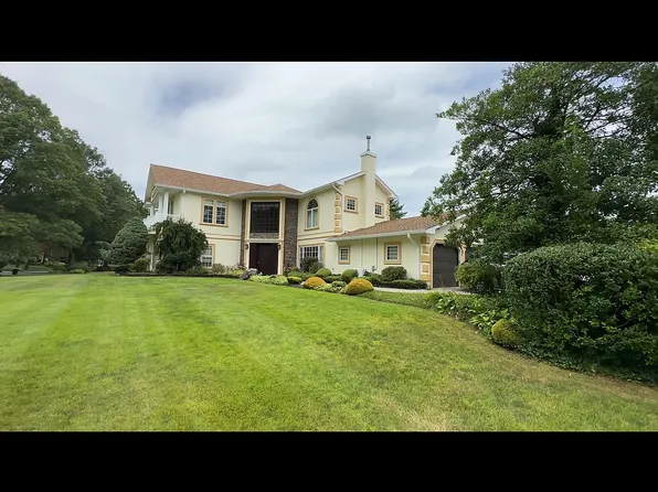 8 Wildwood Dr, Dix Hills, NY 11746