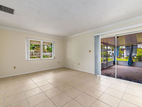 5th image of 459 SE Sunnydale Ln