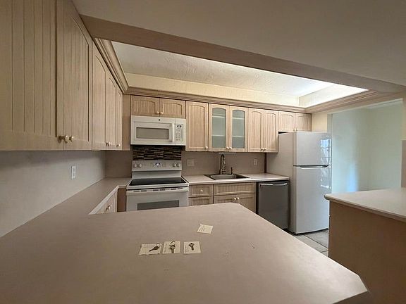 4th image of 917 NE 16th St #1