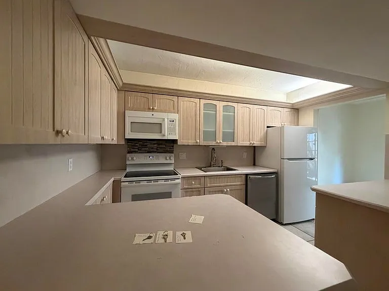 917 NE 16th St #1 — Photo 4