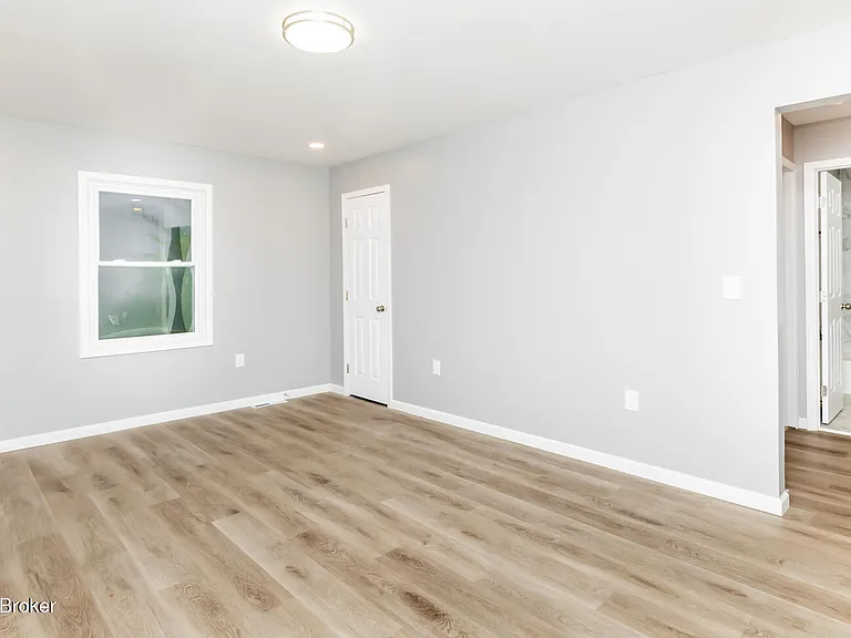 204 W Warfield St — Photo 4