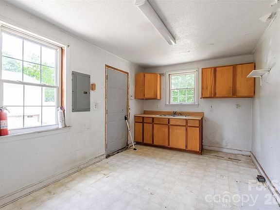 4th image of 419 Hemlock Ave