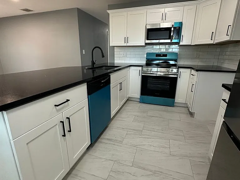 740 16th Ave SW — Photo 3