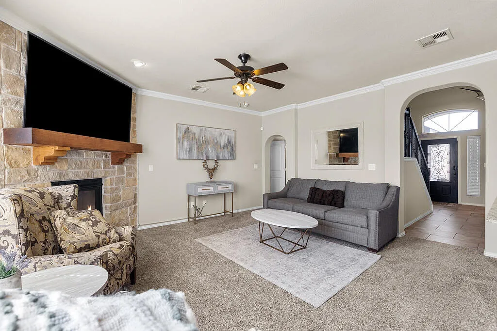 4 bed, 2.5 bath, 3061 sqft, $4,200 — Photo 4