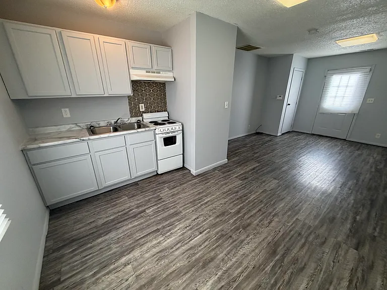 1402 E Main St #E — Photo 3