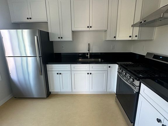3rd image of 801 N Las Palmas Ave APT 10