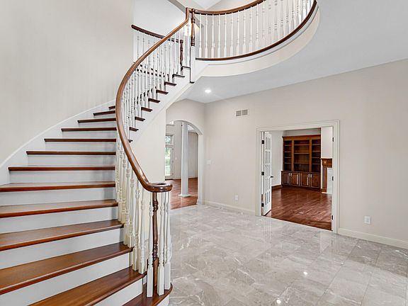4th image of 836 Killarney Dr