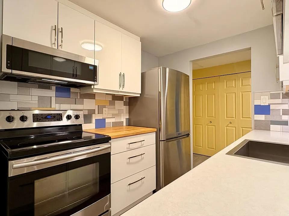 3277 Quadra St #102