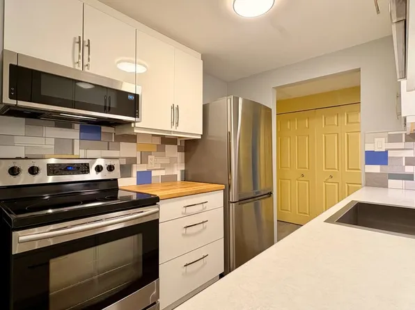 3277 Quadra St #102, Saanich, BC V8X 4W9
