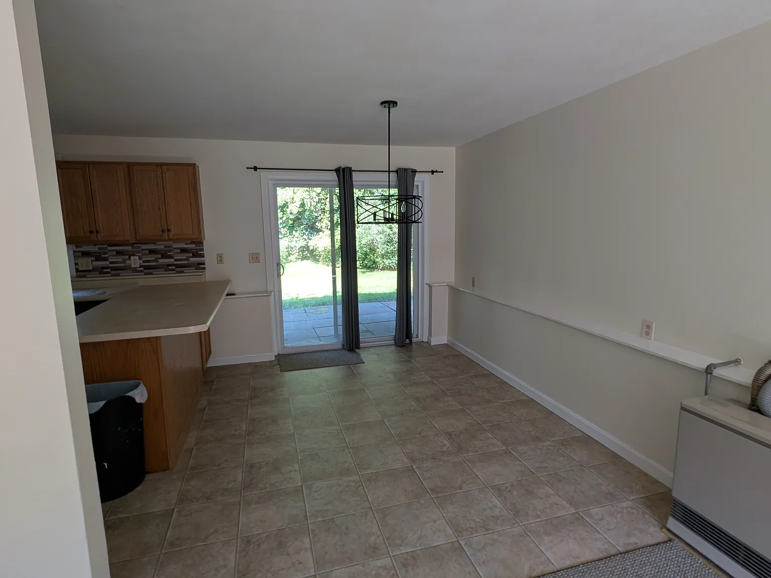 3 bed, 1100 sqft, $2,100 — Photo 2