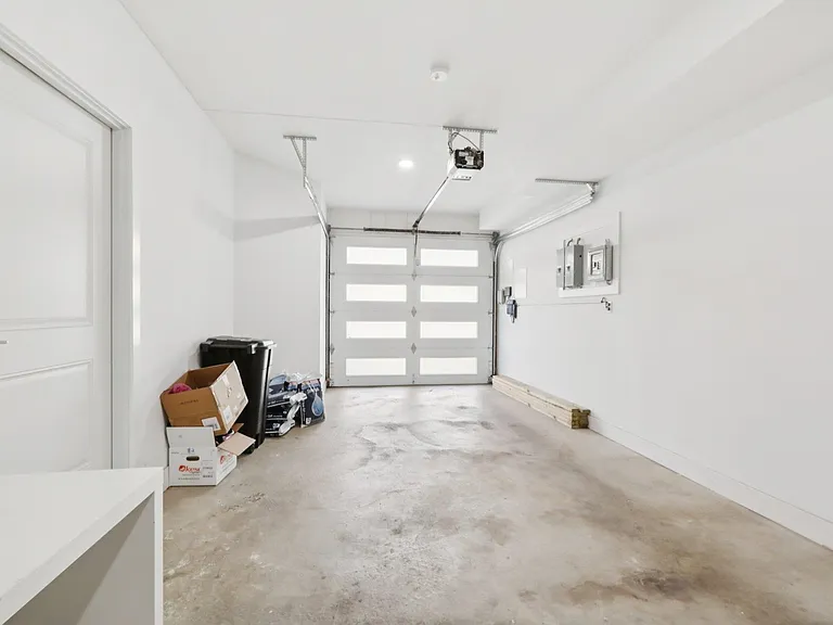 131 Zabriskie St — Photo 36