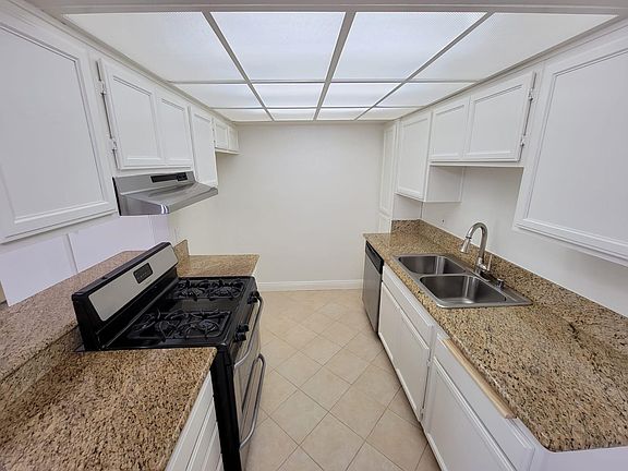4th image of 13138 Moorpark St