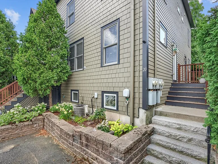 18 Claymont Ter #18 — Photo 2