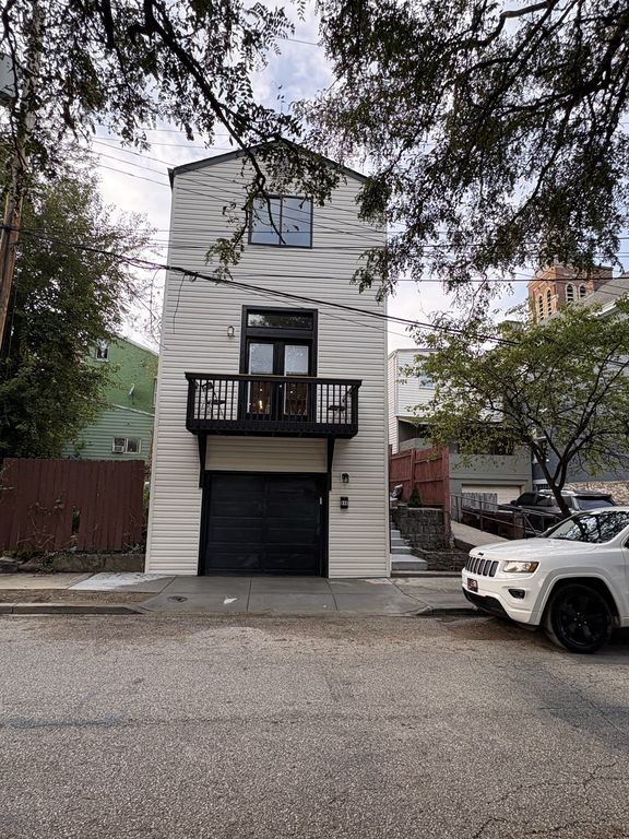 646 W 11th St - Property Image