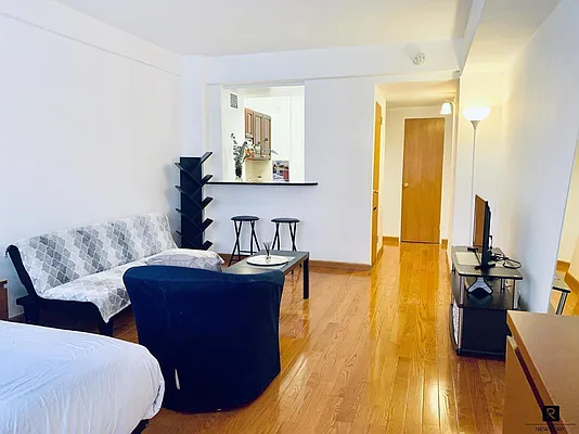 Rented by Luxian International Realty LLC | media 35