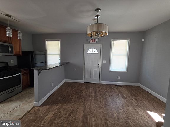 4th image of 4002 Mortimer Ave