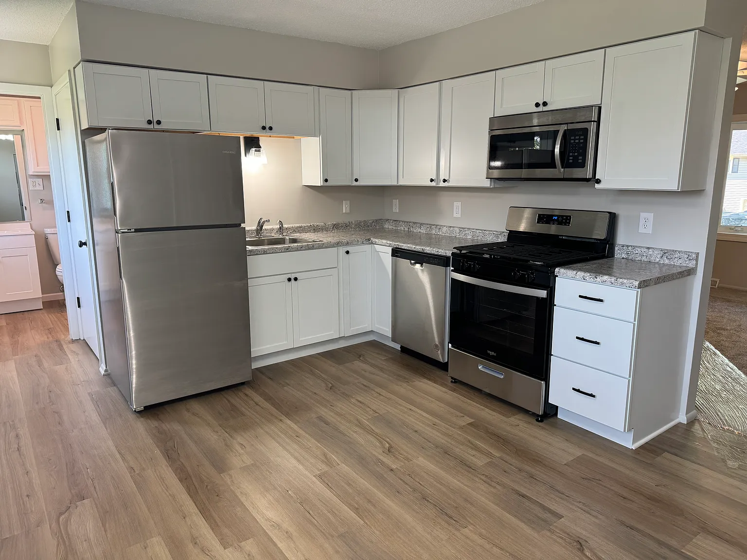 3 bed, 988 sqft, $1,695 — Photo 2
