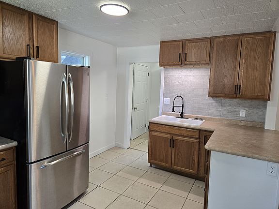 3rd image of 829 Kendall Ave S