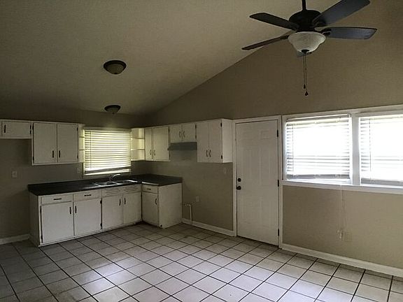 3rd image of 352 W Shelby Dr