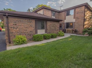 8191 S Forest Hills Cir, Franklin, WI 53132