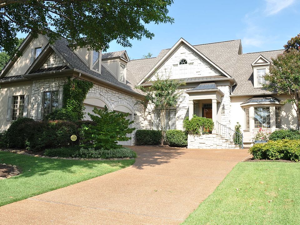 1st image of 7 Stoneleigh Ln