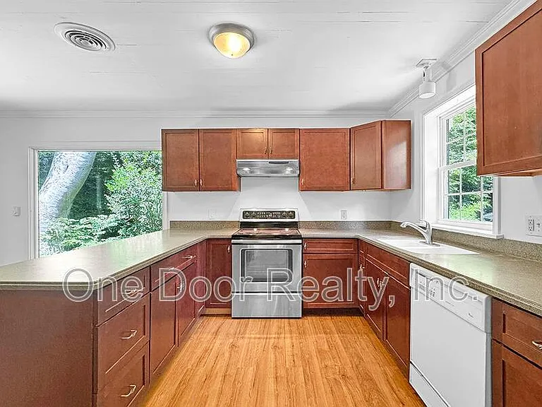 712 Powell St — Photo 11