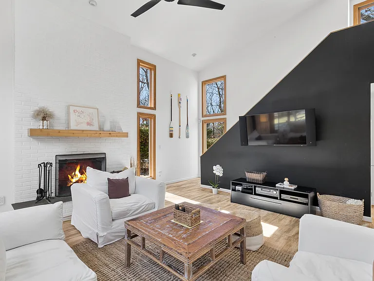 27 Montauk Ave — Photo 6