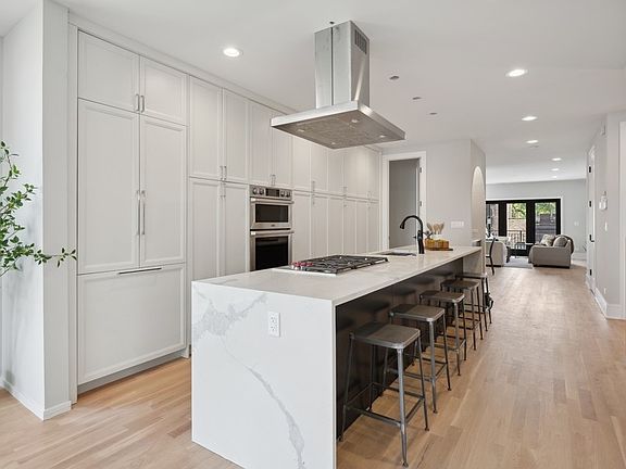 3rd image of 1833 N Larrabee St #3