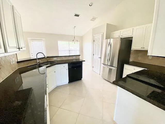 3 bed, 2.0 bath, 1858 sqft, $2,500 — Photo 4