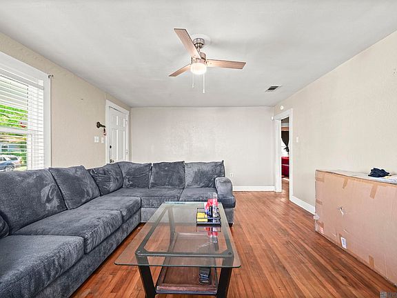 4th image of 835 Iris St