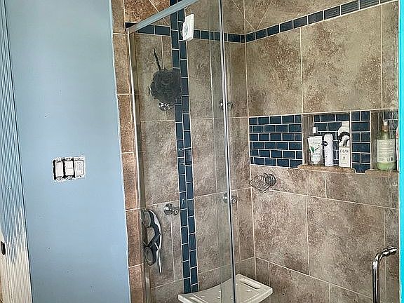 5th image of 3808 Charlotte Dr