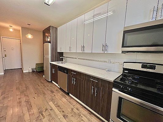 4th image of 240 Crown St #7