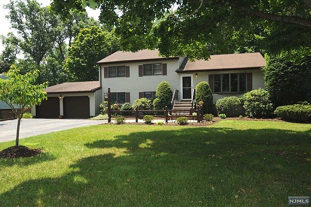 1st image of 819 Loretta Dr