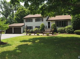 819 Loretta Dr, River Vale, NJ 07675