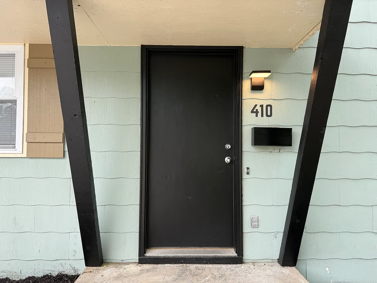 Building Photo - 410 Christopher St